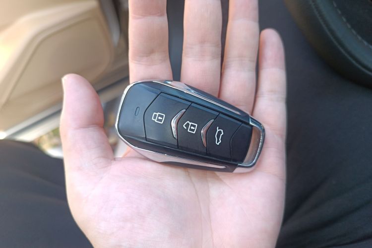 蓝电E5 2023款 1.5L DE-i 110KM旗舰型 7座中控内饰7001