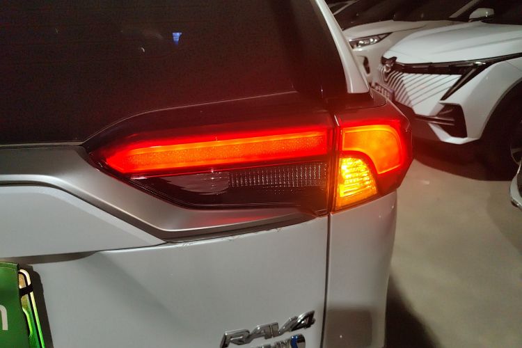 丰田 RAV4荣放双擎E+ 2021款 2.5L 四驱旗舰Pro车身外观9