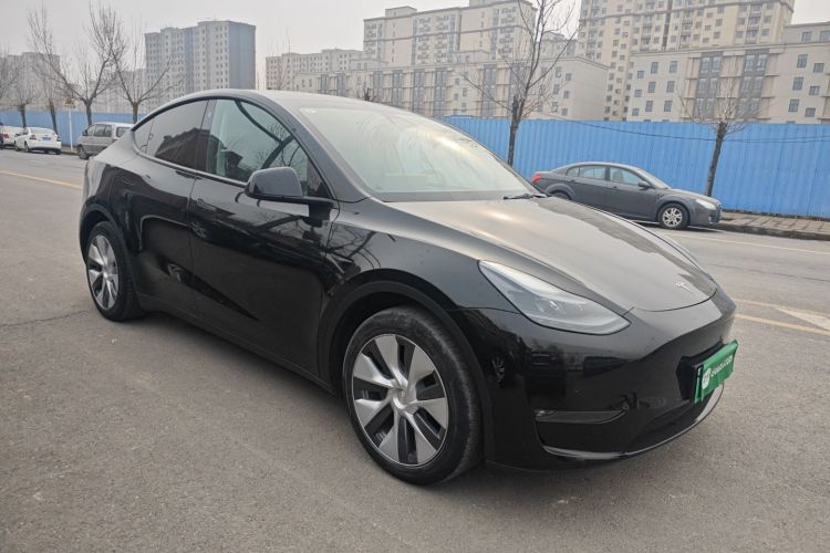 特斯拉 Model Y 2022款 长续航全轮驱动版车身外观3