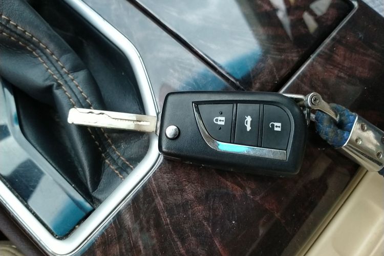 丰田 凯美瑞 2016款 2.0E 十周年纪念精英版中控内饰7001