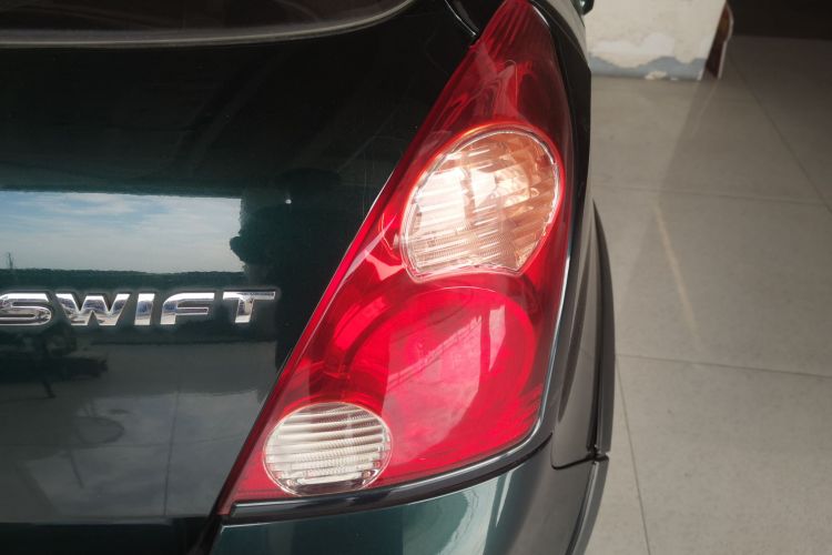 铃木 雨燕 2016款 1.5L 自动时尚型酷玩版车身外观9