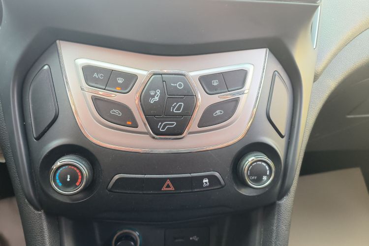 奇瑞 艾瑞泽5 2017款 1.5L 手动领潮版中控内饰16