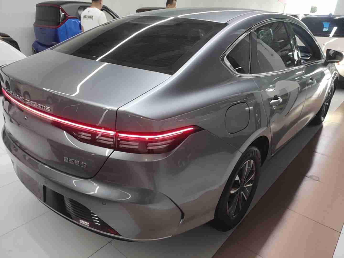 车辆右后45度外观展示