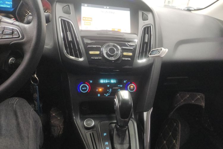 福特 福克斯 2017款 三厢 1.6L 自动风尚型智行版中控内饰16