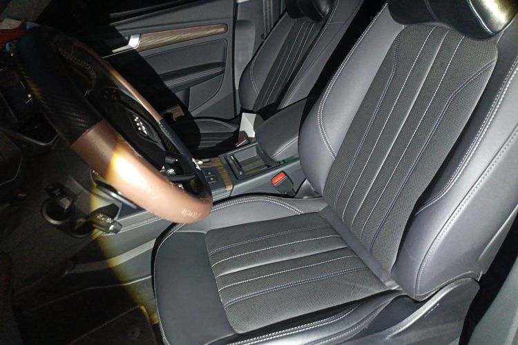 奥迪Q5L 2022款 40T 豪华致雅型中控内饰19