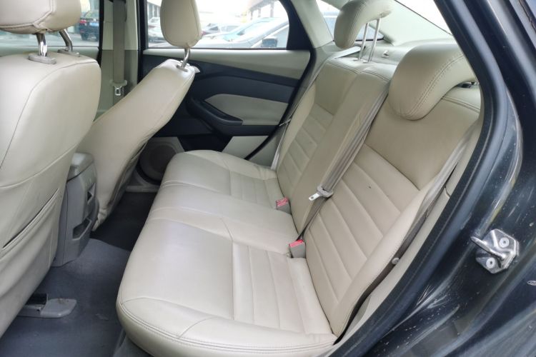 福特 福克斯 2015款 三厢 1.6L 手动舒适型中控内饰21