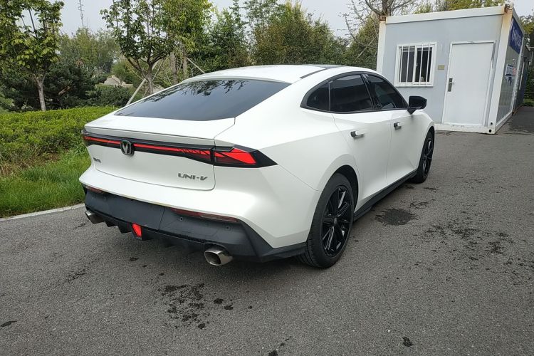 长安UNI-V 2022款 1.5T 尊贵型车身外观6005