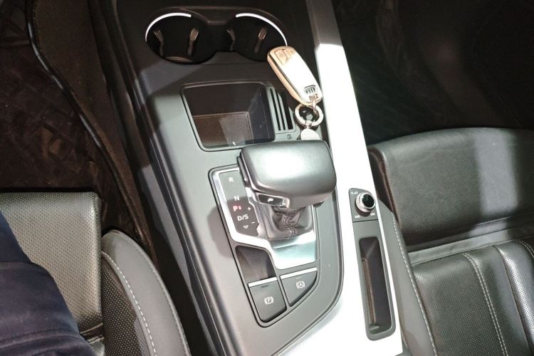 奥迪A4L 2022款 40 TFSI 时尚动感型中控内饰18