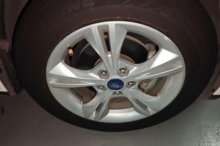 福特 福克斯 2012款 三厢 1.6L 自动风尚型车身外观10