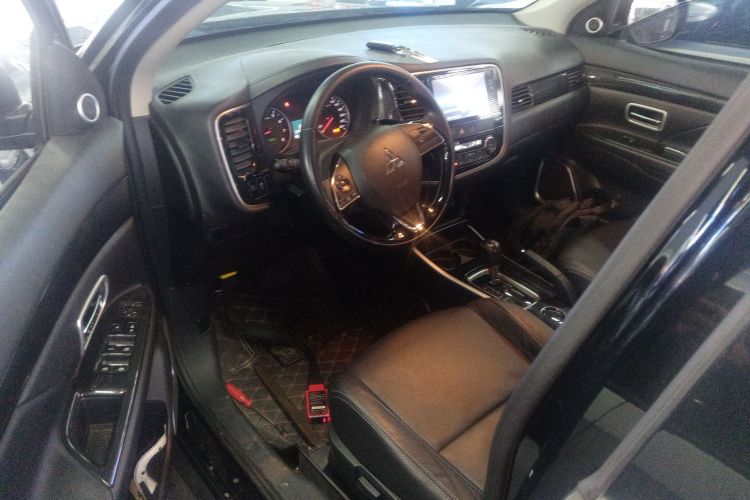 三菱 欧蓝德 2018款 2.0L 两驱荣耀版 5座中控内饰7003