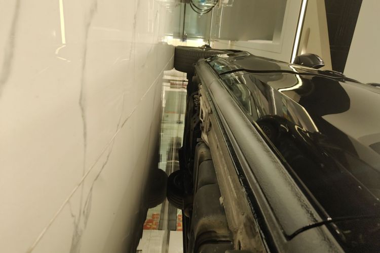 奔驰V级 2021款 V 260 领航版机舱底盘30