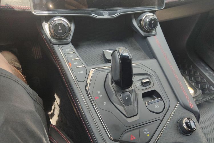 领克05 2020款 2.0TD 四驱劲Halo中控内饰18