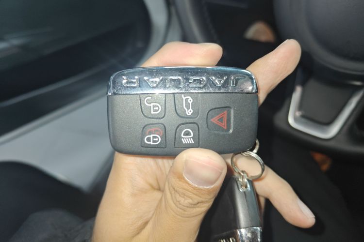 捷豹XEL 2018款 2.0T 200PS 尊享版中控内饰7001