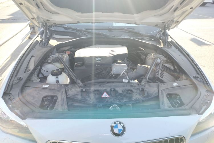 宝马5系 2014款 525Li 豪华设计套装机舱底盘24