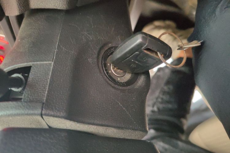 五菱汽车 五菱宏光V 2022款 1.5L劲取版液压助力LAR中控内饰7001