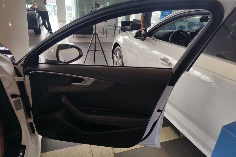 奥迪A4L 2022款 40 TFSI 豪华致雅型中控内饰42