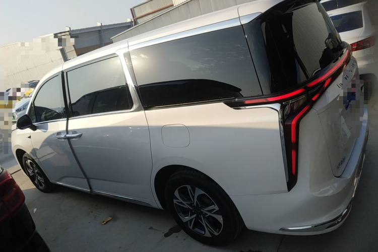 上汽大通MAXUS 大通G90 2022款 2.0T 星辰七座版车身外观4