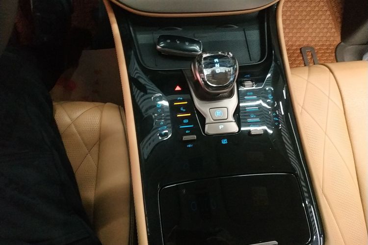 腾势D9 2022款 DM-i 970 四驱尊荣型中控内饰18