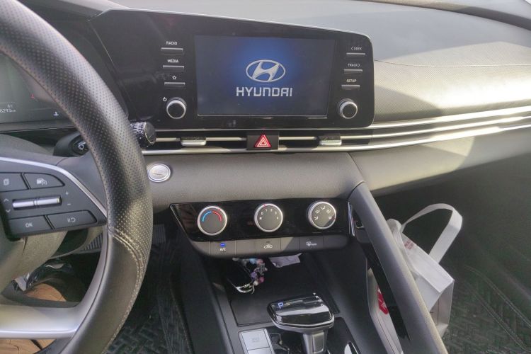 现代 伊兰特 2023款 1.5L CVT GLX精英版中控内饰16