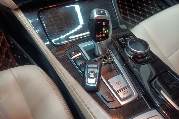 宝马5系 2014款 525Li 豪华设计套装中控内饰7001