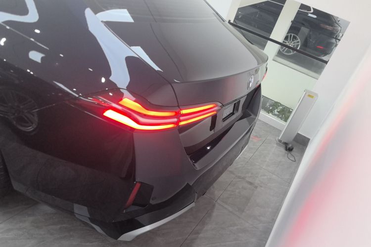 宝马5系 2024款 530Li 领先型 M运动套装车身外观6004