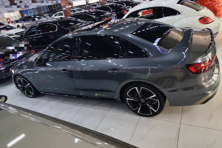 奥迪A4L 2024款 40 TFSI quattro RS套件燃速型车身外观4