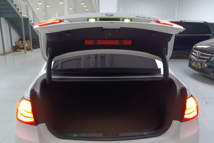 宝马3系 2018款 320Li 时尚型机舱底盘23