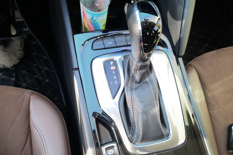 别克 君威 2019款 20T 精英型 国V中控内饰18