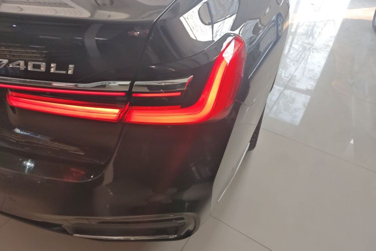 宝马7系 2018款 740Li 领先型 M运动套装车身外观9