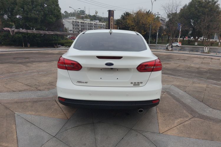 福特 福克斯 2018款 三厢经典 EcoBoost 180 自动精英型车身外观6