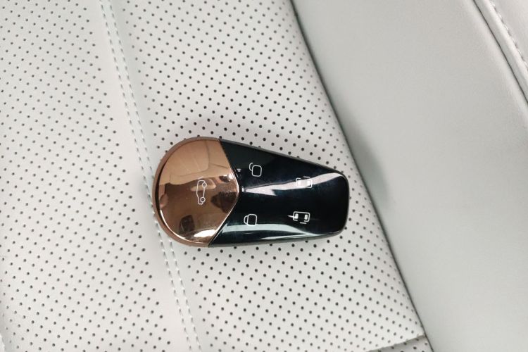 岚图汽车 岚图梦想家 2025款 PHEV 四驱卓越乾崑版中控内饰7001