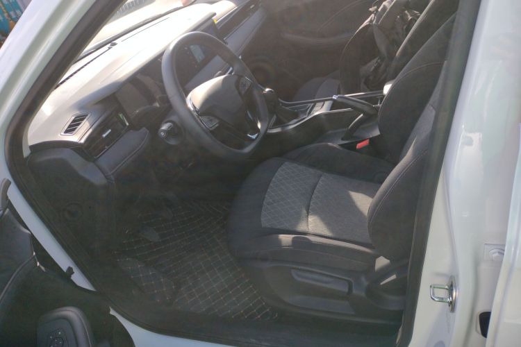 荣威i5 2023款 1.5L 手动舒享版中控内饰19