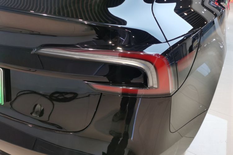 特斯拉 Model 3 2023款 长续航全轮驱动版车身外观9
