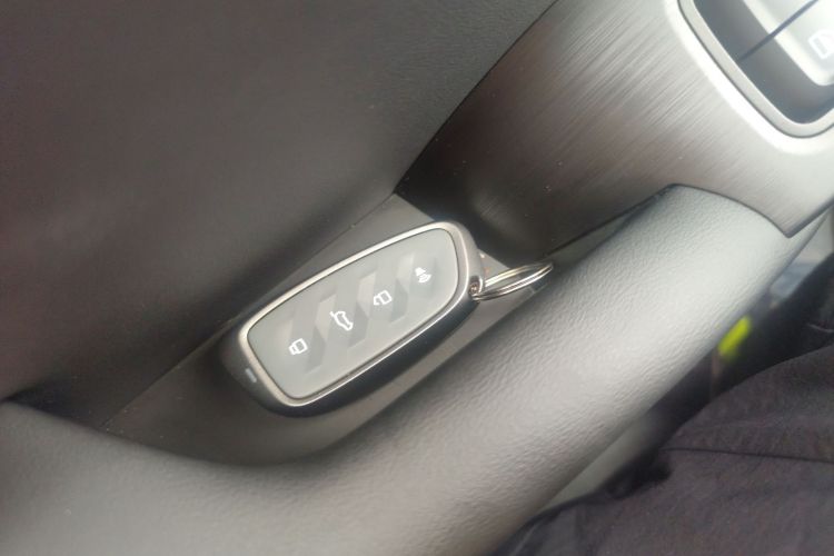 哈弗枭龙MAX 2025款 Hi4 165 Plus 长续航版中控内饰7001