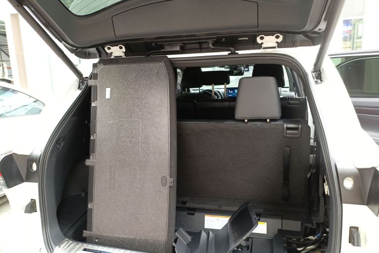 丰田 皇冠陆放 2021款 2.5L HEV四驱尊贵版机舱底盘23