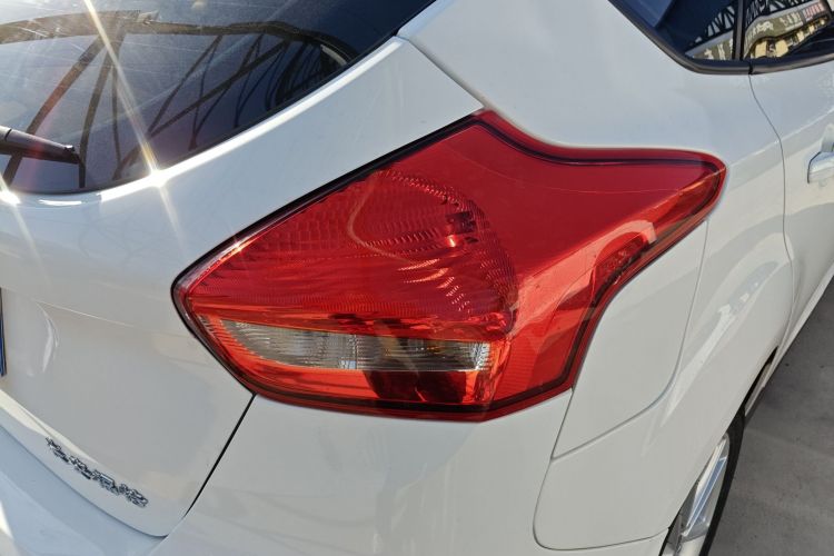 福特 福克斯 2018款 两厢经典 1.6L 自动风尚型智行版车身外观9