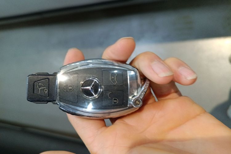 奔驰V级 2018款 V 260 领航版 国V中控内饰7001