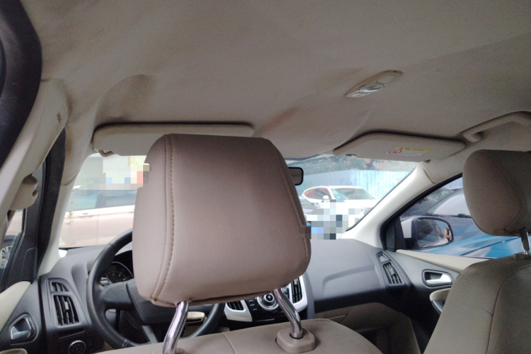 福特 福克斯 2015款 三厢 1.6L 手动舒适型中控内饰22