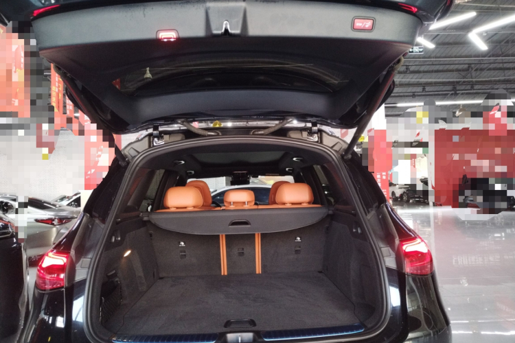 奔驰GLC 2023款 改款 GLC 260 L 4MATIC 动感型 5座机舱底盘23