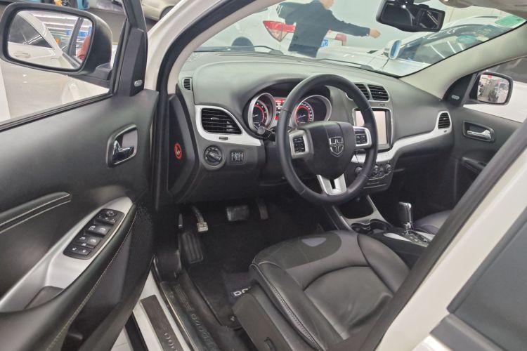 道奇 酷威  2.4L 两驱旅行版中控内饰20