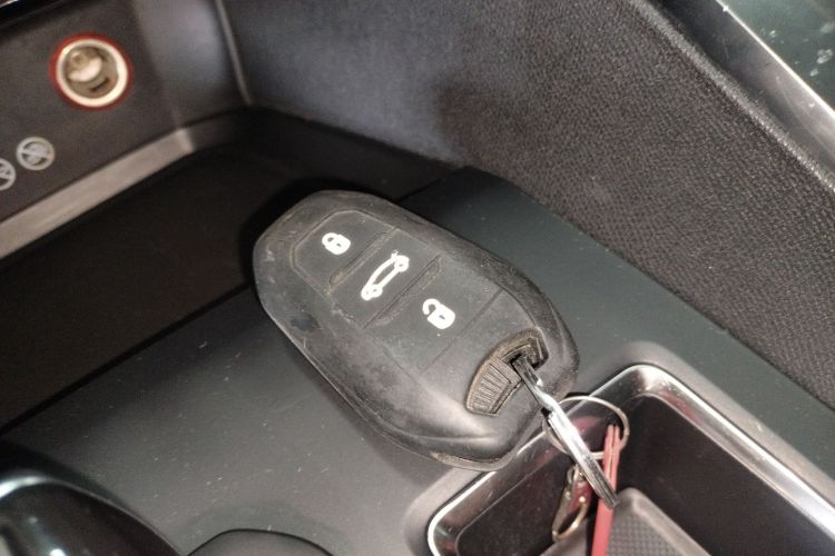 标致5008 2017款 380THP 5座精英版中控内饰7001