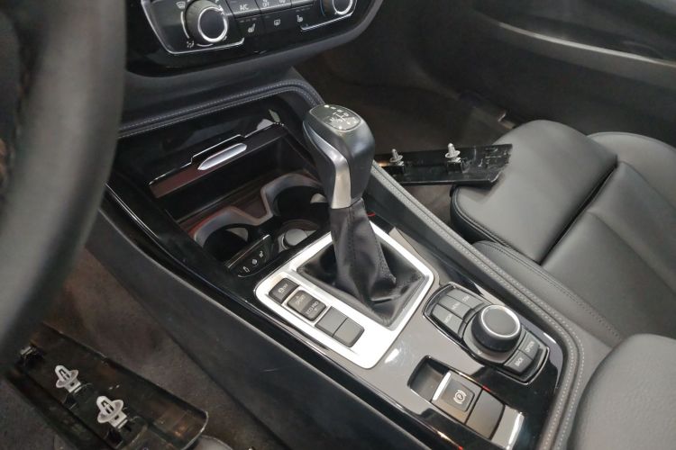 宝马1系 2018款 改款 118i 运动型中控内饰18