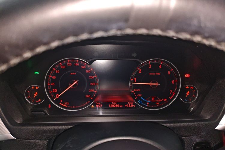 宝马3系 2019款 320i M运动曜夜版中控内饰14