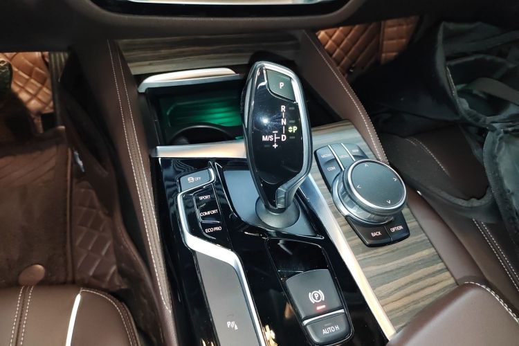 宝马5系 2018款 改款 530Li 领先型 豪华套装中控内饰18