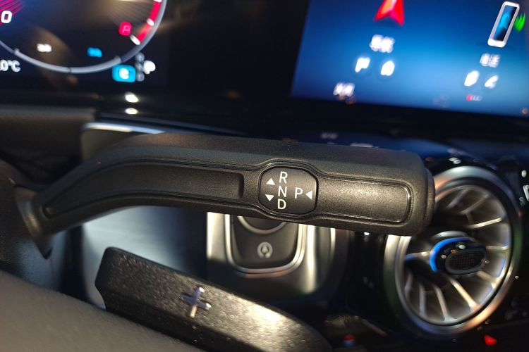 奔驰GLB 2025款 GLB 220 动感型中控内饰18