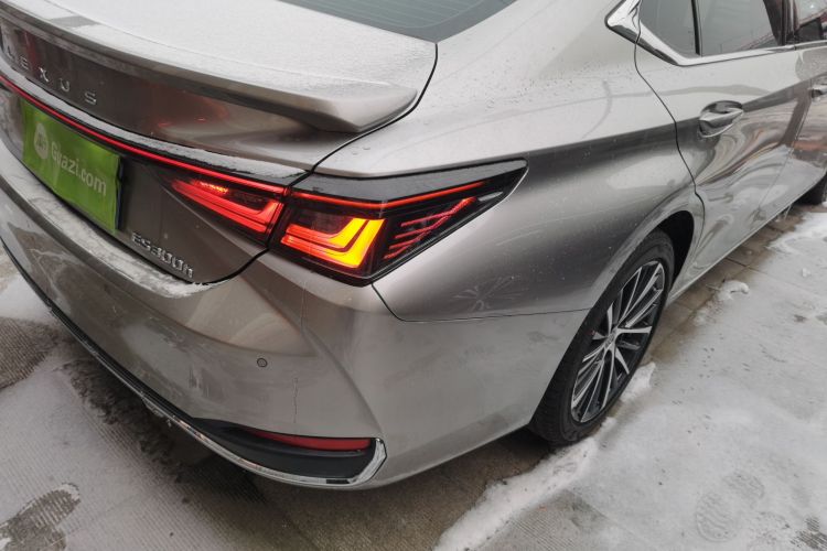 雷克萨斯ES 2025款 300h 臻享版车身外观9