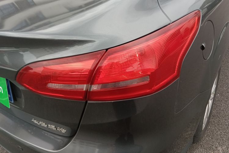 福特 福克斯 2015款 三厢 1.6L 自动风尚型车身外观6006