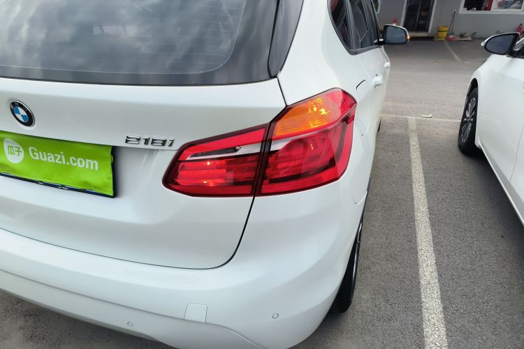 宝马2系旅行车 2019款 218i 时尚型车身外观9