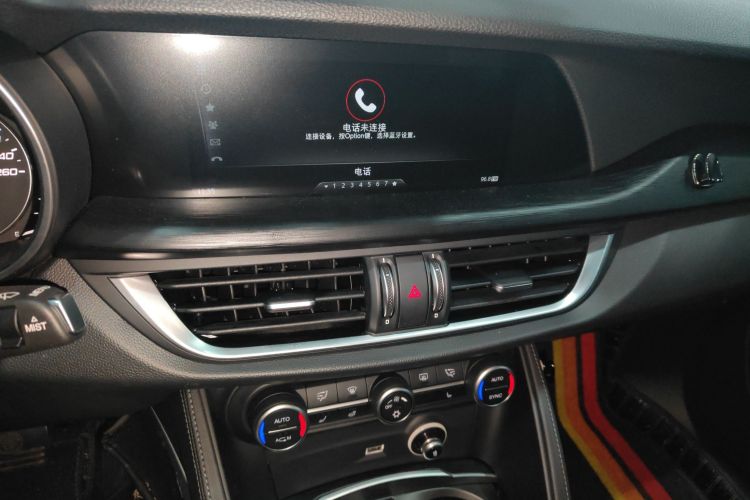 阿尔法·罗密欧 Stelvio斯坦维 2017款 2.0T 200HP 精英版中控内饰16