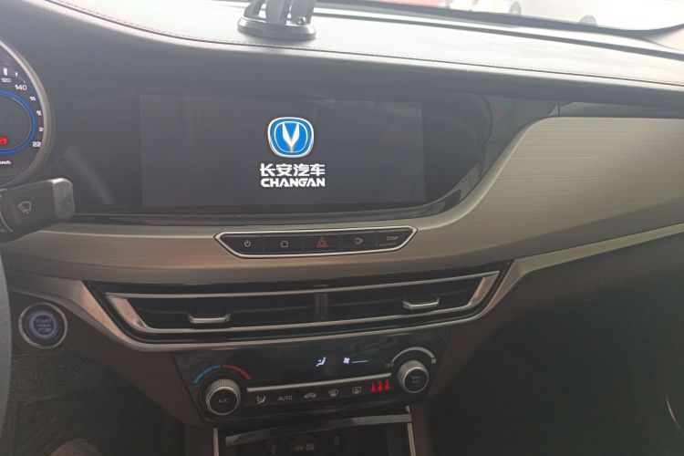 长安 逸动 2018款 1.6L GDI 手动领尚型中控内饰16